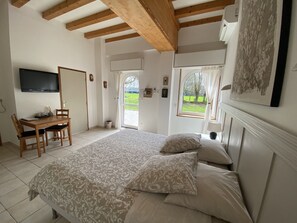 Double or Twin Room, Garden View | Free WiFi - Aux Ecuries du Château (Contremoulins)