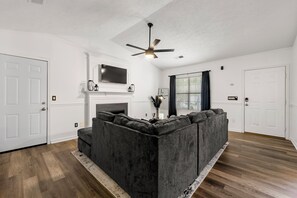 Smart TV - Charming 3BR 2BA Retreat: Cozy! (Decatur)