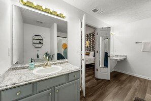 吹风机、毛巾、肥皂、洗发水