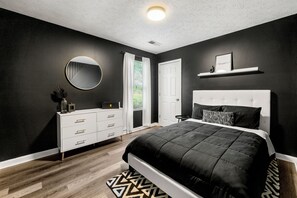 3 bedrooms, iron/ironing board, WiFi, bed sheets - Charming 3BR 2BA Retreat: Cozy! (Decatur)