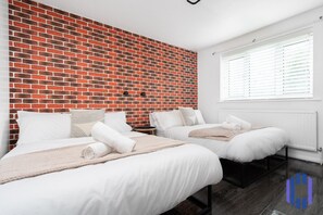 3 soverom, skrivebord, strykejern/-brett og reiseseng for barn