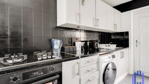 Private kitchen - Haven Noir by CEFAS - Pool Table - City & Man Utd (Greater Manchester)