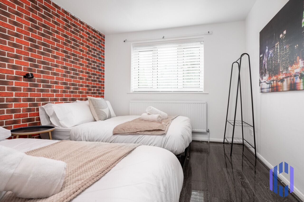 3 bedrooms, desk, iron/ironing board, travel crib