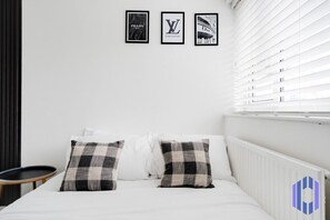 3 bedrooms, desk, iron/ironing board, travel crib - Haven Noir by CEFAS - Pool Table - City & Man Utd (Greater Manchester)