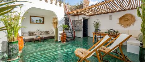 تناول الطعام بالخارج