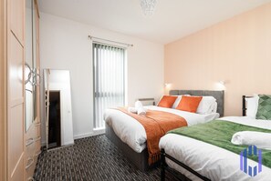 1 dormitorio, escritorio, tabla de planchar con plancha y cuna de viaje