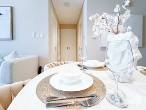 In-room dining - Elegant 1B Apt&balcony in the Heart of Dubai Creek (Dubai)