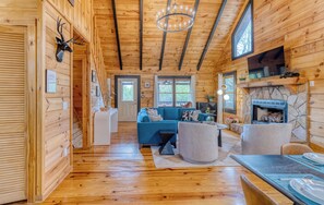 Smart TV, fireplace - July 4th Special  Mountain Views  Hot Tub  Firepit Games (Mineral Bluff)