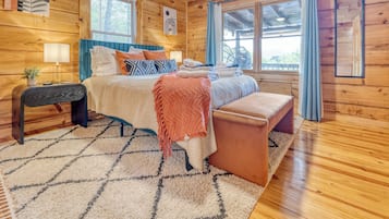 3 bedrooms, desk, travel crib, free WiFi