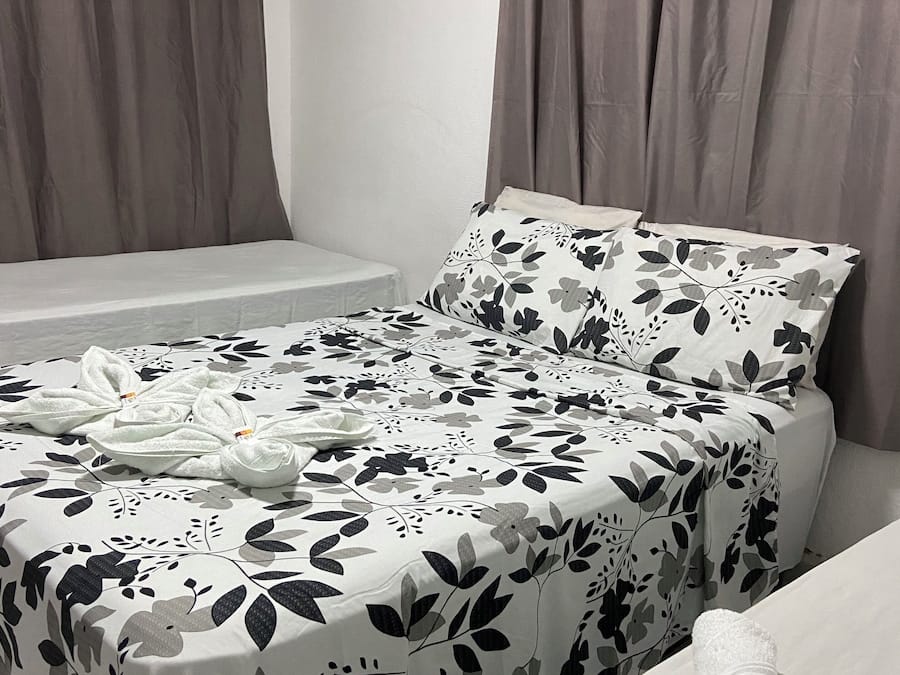 Màn/rèm cản sáng, bàn ủi/dụng cụ ủi quần áo