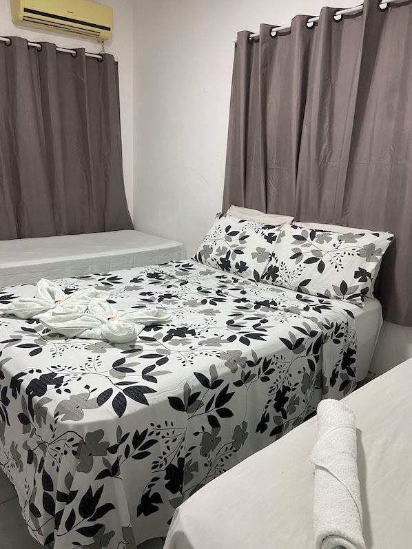 Cortinas blackout, tabla de planchar con plancha y wifi gratis 