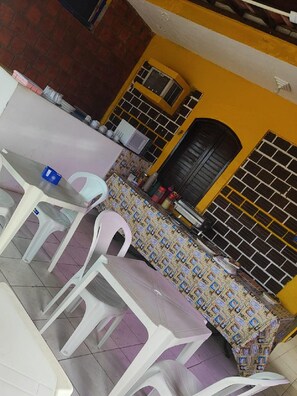1 dormitorio, cortinas opacas, tabla de planchar con plancha