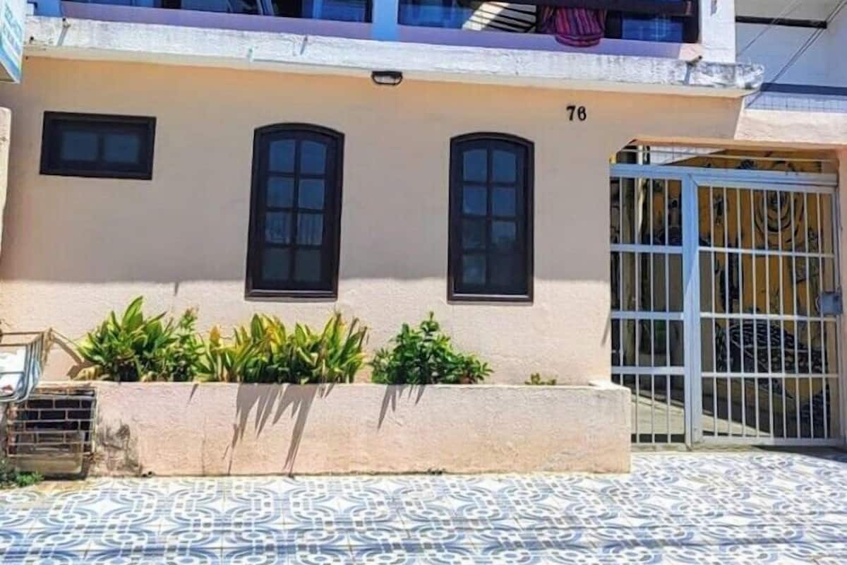 Kamar Single Standar | Tirai kedap cahaya, setrika/meja setrika, dan Wi-Fi gratis
