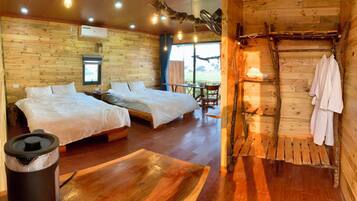Habitación cuádruple Premium, 2 camas de matrimonio, vistas al valle | Ropa de cama hipoalergénica, caja fuerte, cortinas opacas