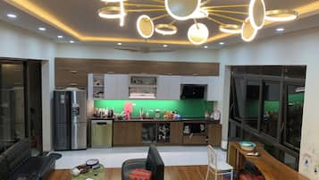 Full-size fridge, oven, stovetop, dishwasher