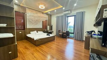 Seprai antialergi, brankas, tirai kedap cahaya, dan setrika/meja setrika