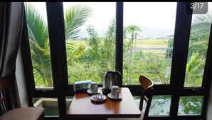 Une pièce avec une table mise pour deux personnes, une bouilloire, des tasses et une boîte de mouchoirs.