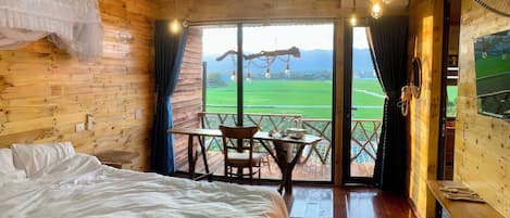 Doppia Premium, 1 letto king, vista valle | Biancheria da letto ipoallergenica, una cassaforte in camera