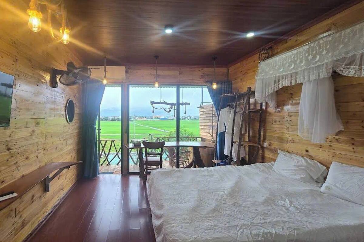 Ropa de cama hipoalergénica y caja de seguridad en la habitación