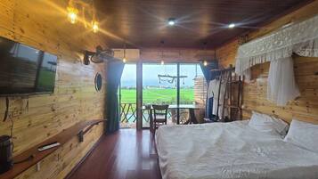 Kamar Triple Premium, Beberapa Tempat Tidur, pemandangan lembah | Seprai antialergi, brankas, tirai kedap cahaya, dan setrika/meja setrika