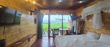 Kolmen hengen premium-huone, useita sänkyjä, näköala laaksoon | Allergiatestatut vuodevaatteet, tallelokero huoneessa, pimennysverhot