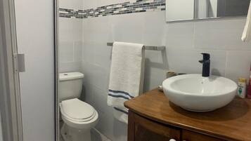 Serviettes fournies, savon, shampoing, papier toilette