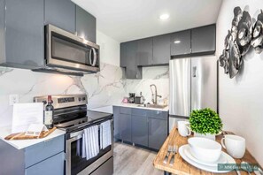 Private kitchen - Greenscape Beauty! (Dallas)