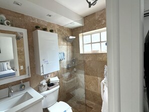 Douche, sèche-cheveux, serviettes fournies, savon