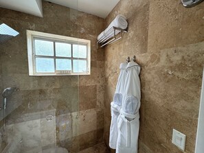 Dusche, Haartrockner, Handtücher, Seife