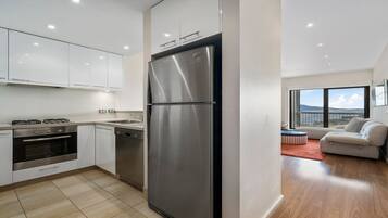 Herdplatte, Geschirrspüler, Wasserkocher mit Kaffee-/Teezubehör, Toaster