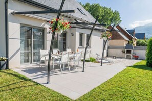 Outdoor dining - Maison de 3 Chambres Pour 6 à 8 Personnes Avec Garage Fermé. Animaux Acceptés (Lau-Balagnas d'Argelès-Gazost)