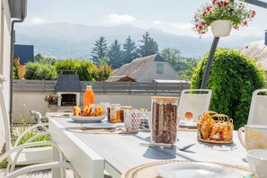 Outdoor dining - Maison de 3 Chambres Pour 6 à 8 Personnes Avec Garage Fermé. Animaux Acceptés (Lau-Balagnas d'Argelès-Gazost)