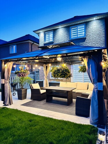 4 BR home near YYZ Airport & Train station|perfect for FIFA stay|2 parking|patio