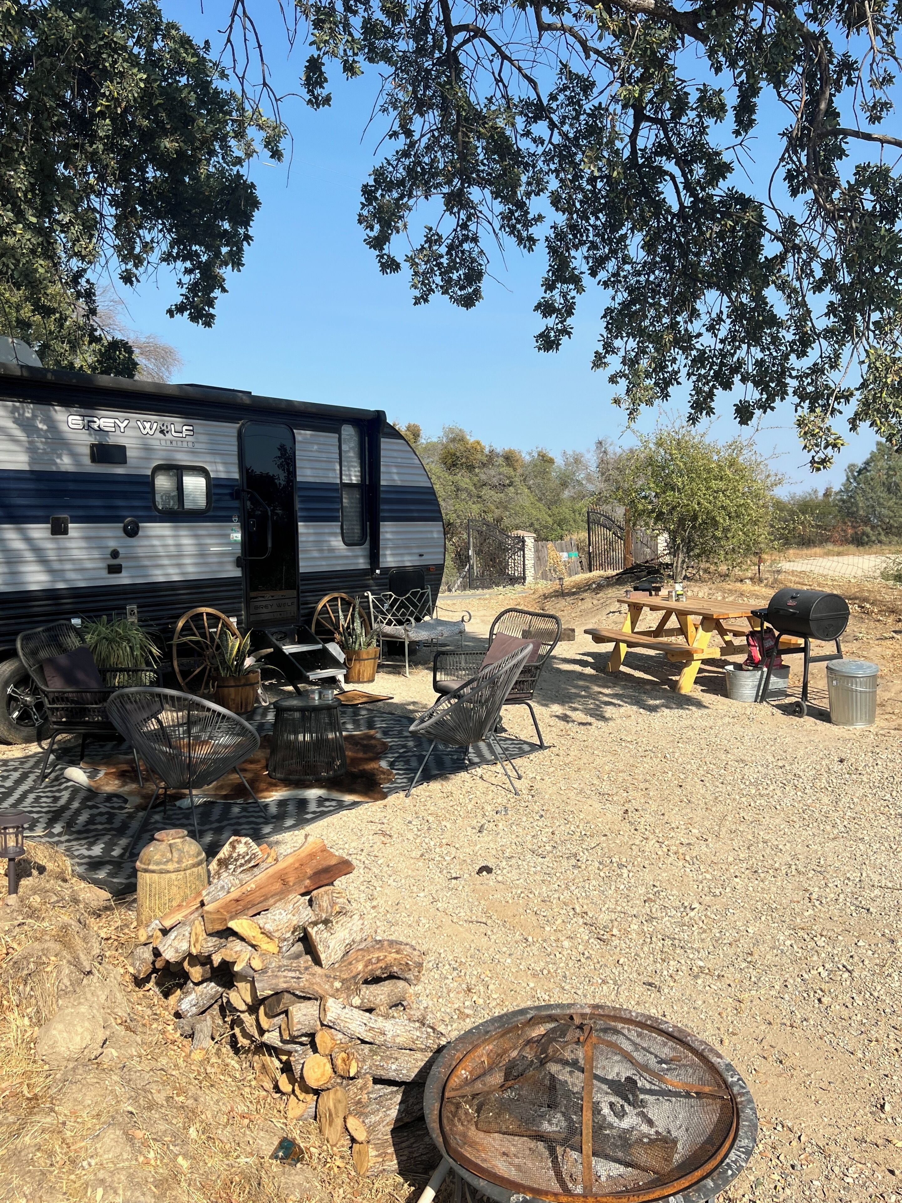 Cozy camper trailer in the foothills of the Sierra Nevada’s. Near Yosemite! 