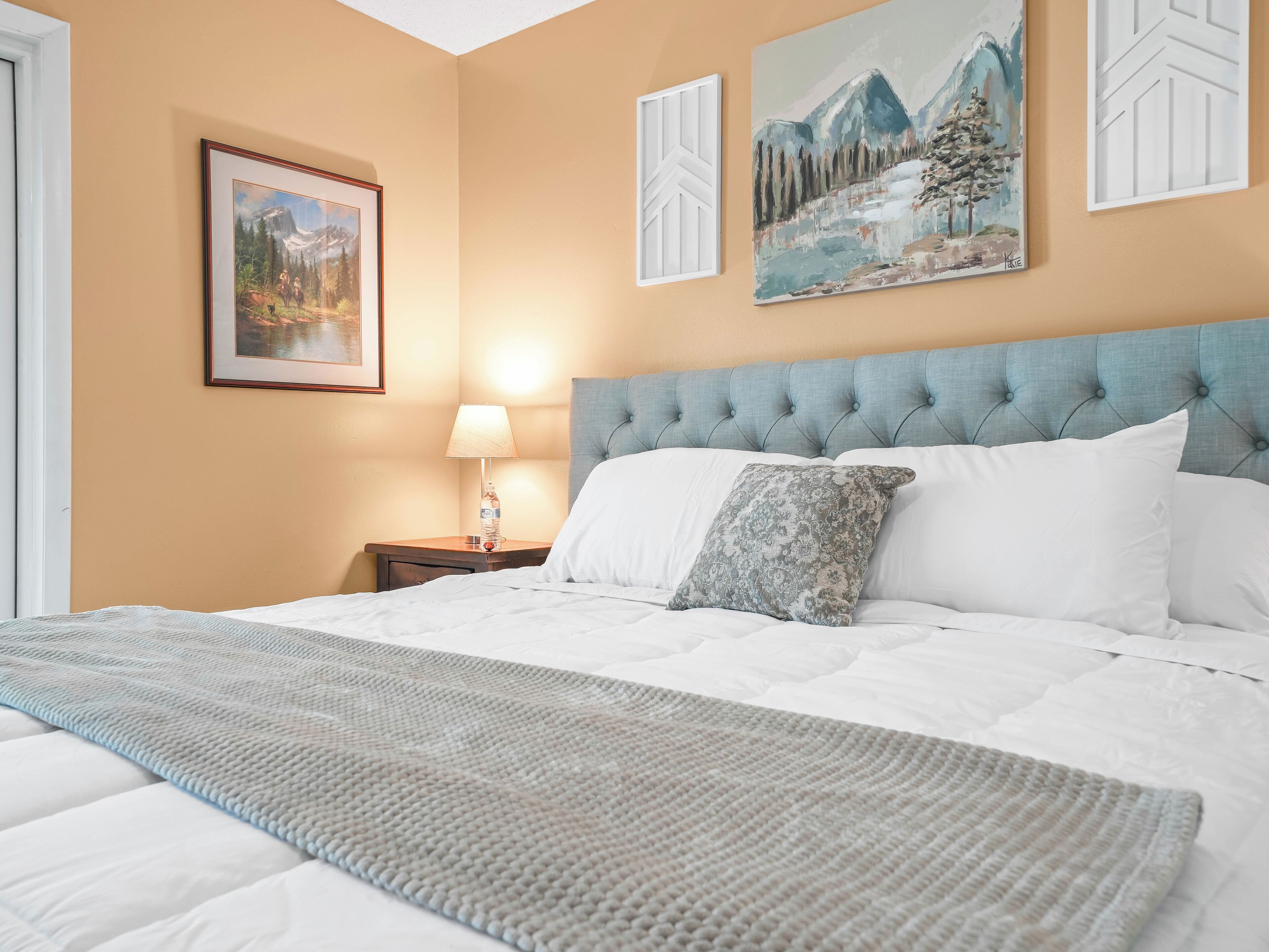 4 slaapkamers, een strijkplank/strijkijzer, reisbedje, wifi