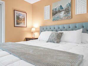 4 bedrooms, iron/ironing board, travel crib, WiFi - Lake Front! Spacious Home w/heated pool & kayaks (Lake Wales)