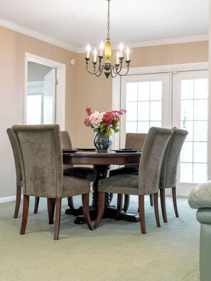 Dining - Lake Front! Spacious Home w/heated pool & kayaks (Lake Wales)