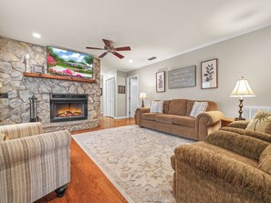 Smart TV, fireplace - Lake Front! Spacious Home w/heated pool & kayaks (Lake Wales)