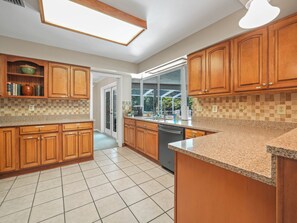 Fridge, microwave, oven, stovetop - Lake Front! Spacious Home w/heated pool & kayaks (Lake Wales)