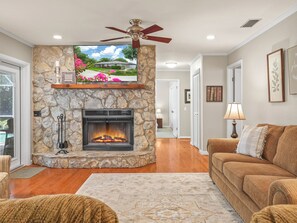 Smart TV, fireplace - Lake Front! Spacious Home w/heated pool & kayaks (Lake Wales)