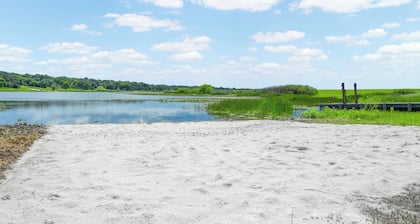 Lake Front! Spacious Home w/heated pool & kayaks