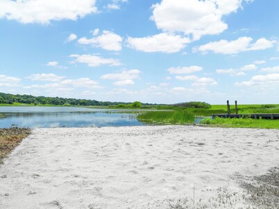 Lake Front! Spacious Home w/heated pool & kayaks