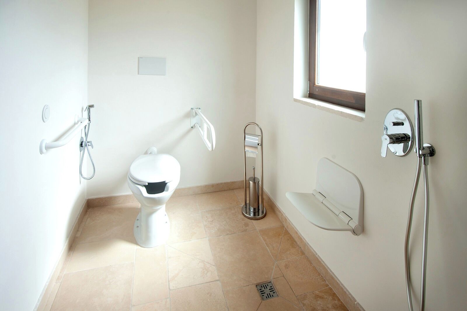Et moderne badeværelse med toilet, bidet og brusebad.
