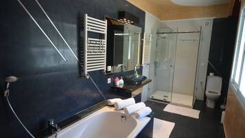 Comfort Villa, Private Pool, Garden View | Bathroom | Towels, toilet paper