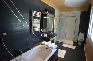 Comfort Villa, Private Pool, Garden View | Bathroom | Towels, toilet paper - VILLA TISHKA de charme (Oualidia)