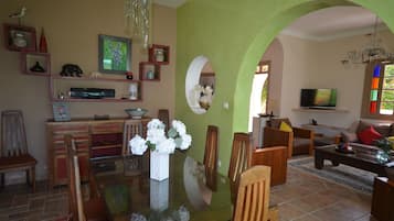Comfort Villa, Private Pool, Garden View | Ruang makan