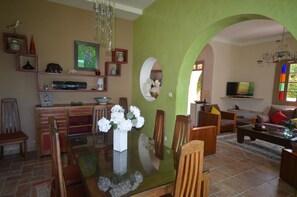 Villa Confort, piscine privée, vue jardin | Salle à manger