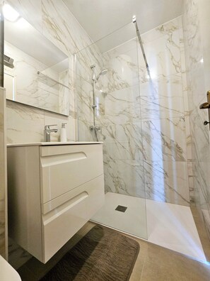 Douche, sèche-cheveux, serviettes fournies, savon
