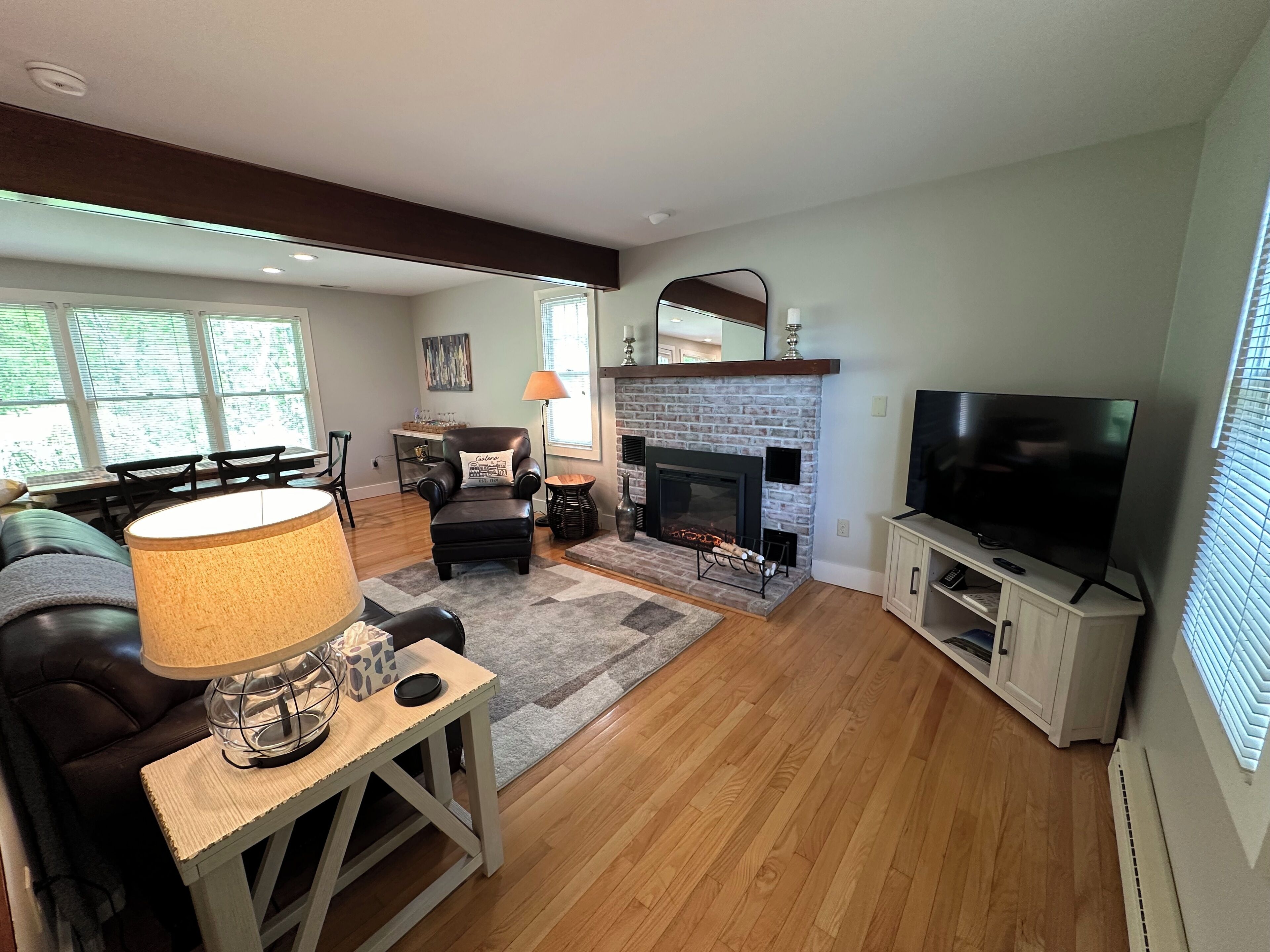 Smart TV, fireplace