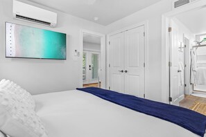 1 chambre, bureau, fer et planche à repasser, lit de bébé portatif